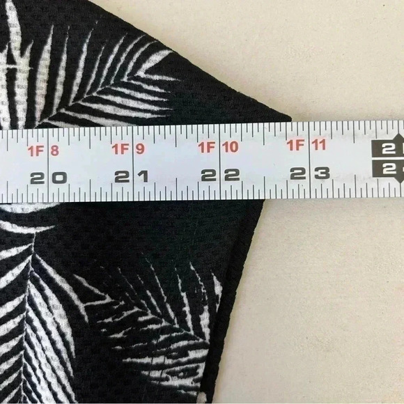 Ricki’s Top Loose Fit Beach Palm Print Short Sleeves Black White  Size XS - Picture 12 of 16